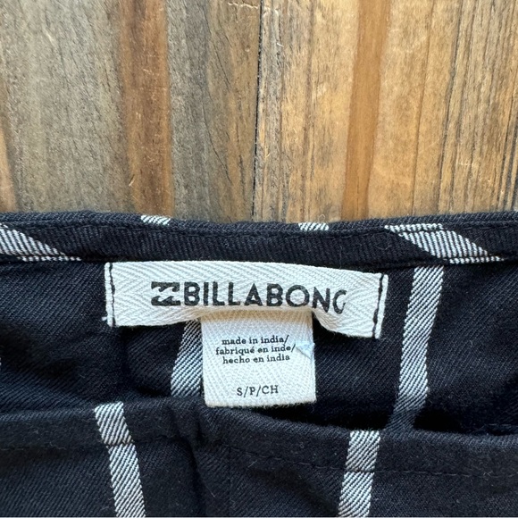 Billabong NWT overall striped Wild Pursuit Short Overall Romper in black stripe - Picture 11 of 16